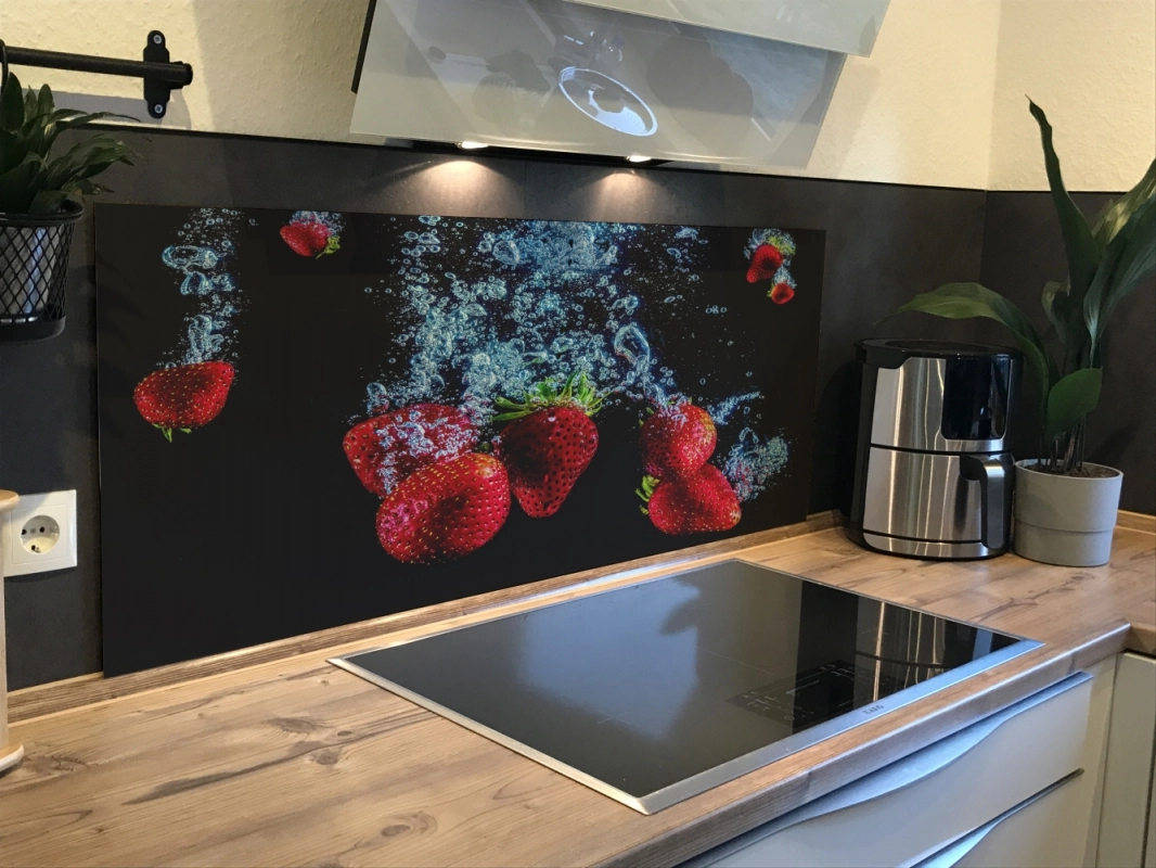 Spritzschutz Küche Hartschaumplatte Erdbeeren im Wasser