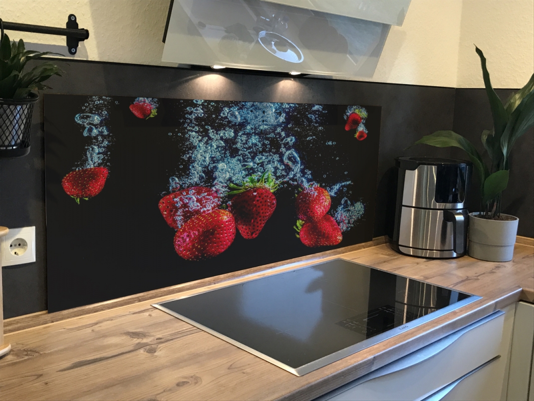 Spritzschutz Küche Hartschaumplatte Erdbeeren im Wasser Spritzschutz Küche Hartschaumplatte Erdbeeren im Wasser