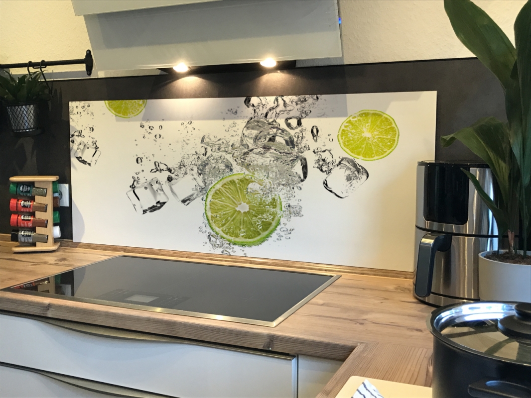 Spritzschutz Küche Limetten im Wasser Spritzschutz Küche Limetten im Wasser
